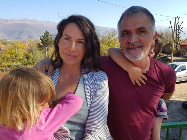 ЖЕЛИ ЖИВОТ ПРЕДАКА: Лутао по белом свету, а сад сања кућу од сламе